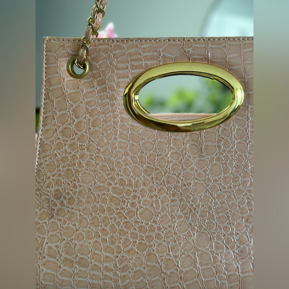 Vintage Chic Structured Peach-Pink Crocodile Bag With Gold Hardware - Picture 6 of 7